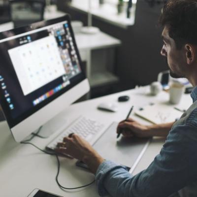 Mand laver digitalt tæppe design på computer.